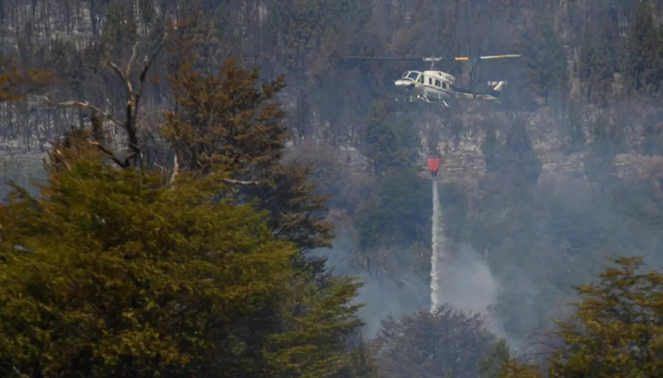 Lograron controlar el incendio en Puerto Patriada y contener el de Los Alerces