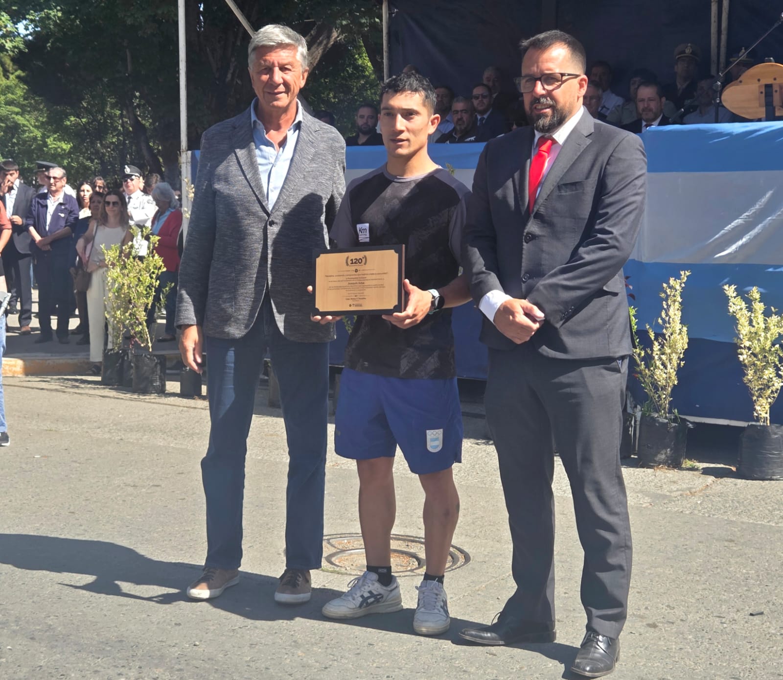 Con la firma de convenios para obras, Provincia acompañó el acto central por el aniversario de Esquel